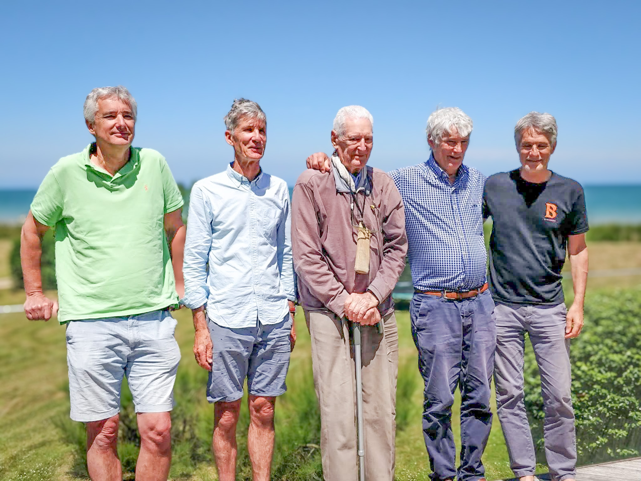 Yves au centre d’une photo de famille, au bord de la mer.